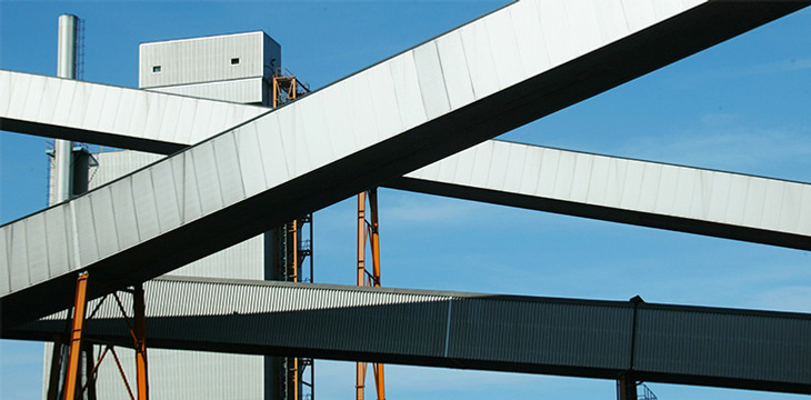 En stor metallkonstruktion med en klocka på sidan.