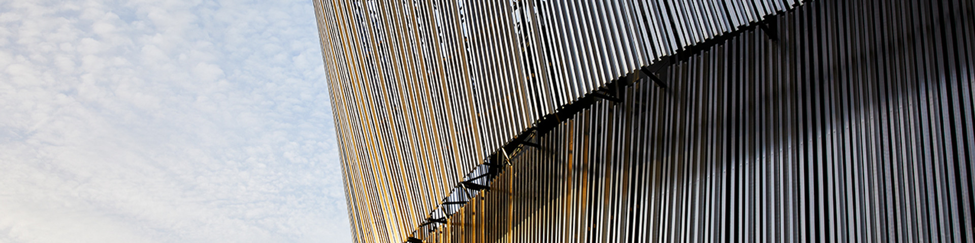 En hög byggnad med en metallkonstruktion på toppen.