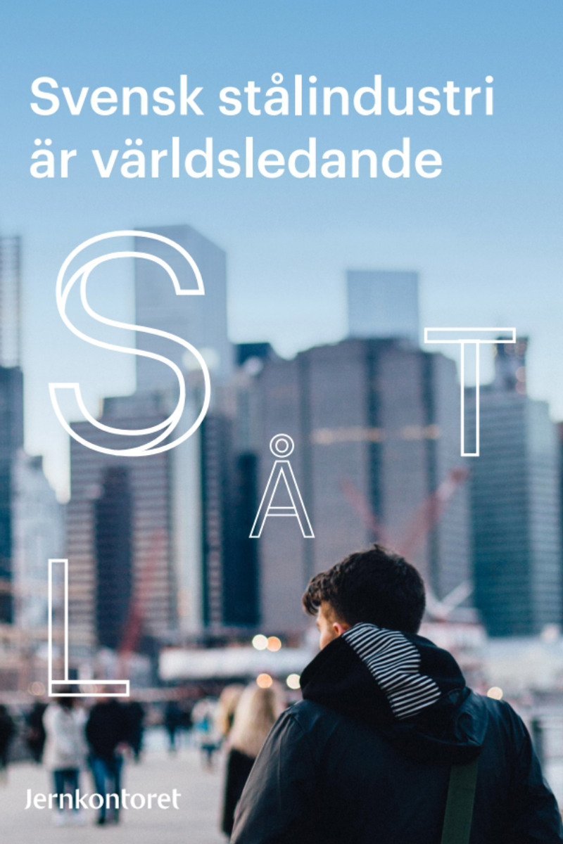 En man står framför en stadssiluett.