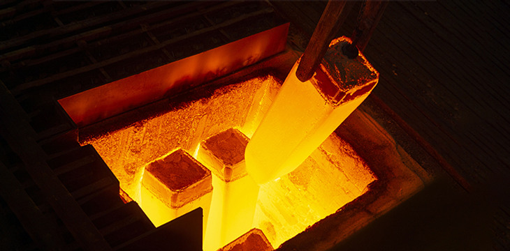 En stor metallbit som lyser orange.