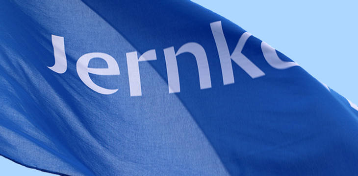 En blå och vit flagga med ordet ”jernke” på.